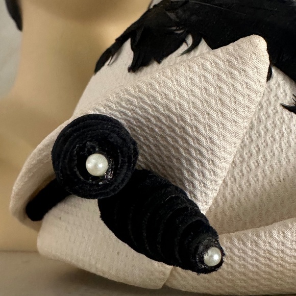 AMAZING 1950s\' OFF WHITE FABRIC CAP WITH BLACK FEATHER & VELOUR/PEARL TRIM main image 8